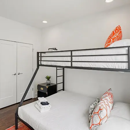Holiday home Modern Townhome W Rooftop Views Near Broadway