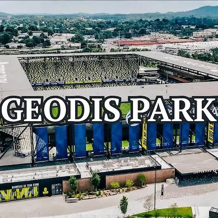 True Hue - Private Patio - Mins To Broadway Holiday home *