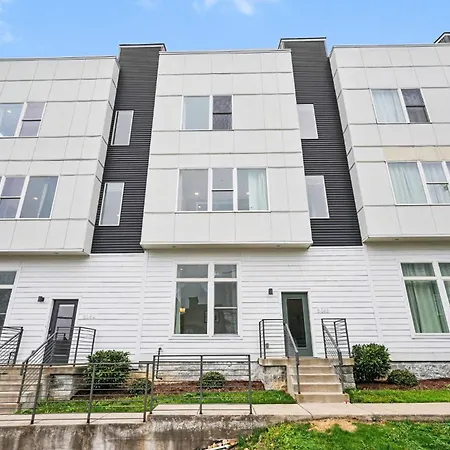 Stylish Townhome W Rooftop Views Near Broadway
