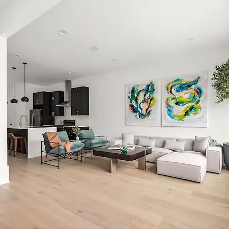 Holiday home Modern Palette - Private Patio - Mins To Broadway