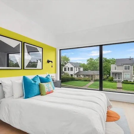 Holiday home Modern Palette - Private Patio - Mins To Broadway *
