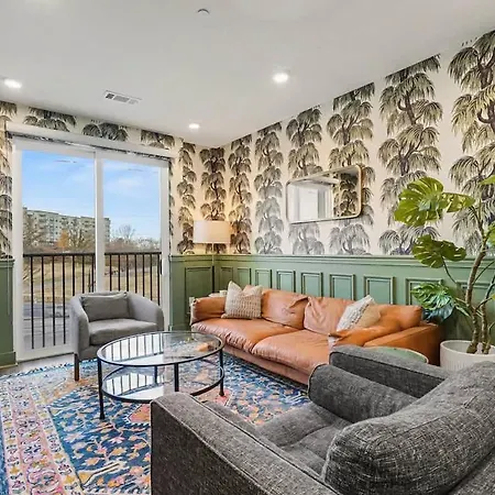 Petal & Palm-rooftop Patio & Gym-mins To Broadway Holiday home Nashville