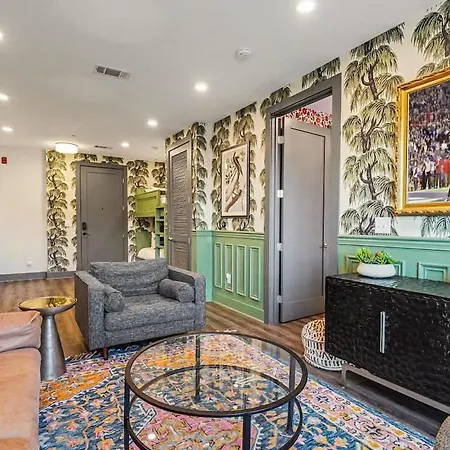 Petal & Palm-rooftop Patio & Gym-mins To Broadway Holiday home