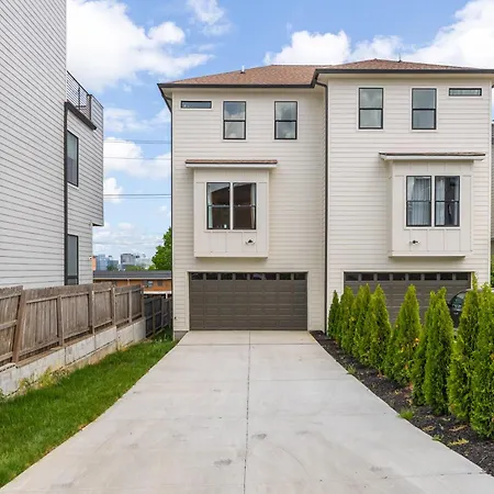 12 South With Rooftop Sauna And Wet Bar With 2 Car Garage Holiday home Nashville