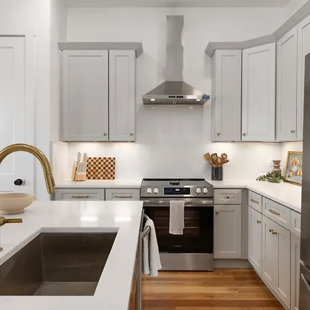 12 South With Rooftop Sauna And Wet Bar With 2 Car Garage * Nashville
