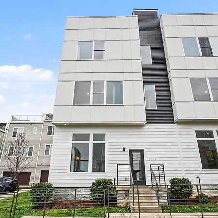 2 Trendy Townhomes W Rooftop Views Near Broadway Holiday home *