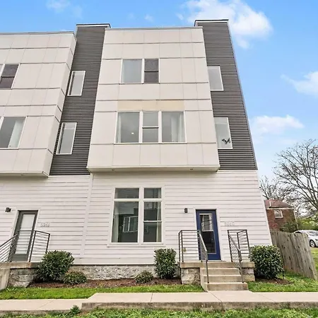 2 Stylish Townhomes W Rooftop Views Near Broadway Holiday home
