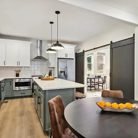 Beautiful Luxury Renovation Near Downtown Holiday home *