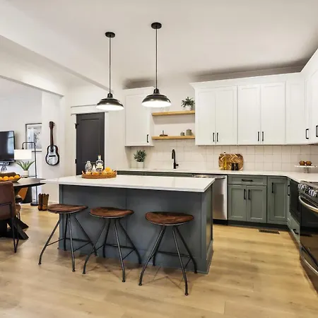 Two Beautiful Luxury Renovations Near Downtown Holiday home