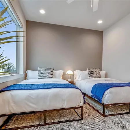 Niche Getaway Balcony Holiday home