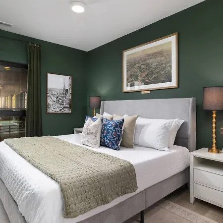 With Pool Balcony And Garage Walk To Downtown Broadway Holiday home