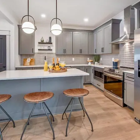 Holiday home Two Luxury Townhomes Near Five Points