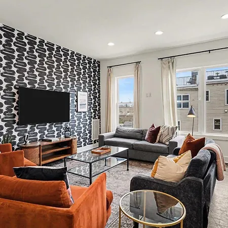 2 Trendy Townhomes W Rooftop Views Near Broadway Holiday home *