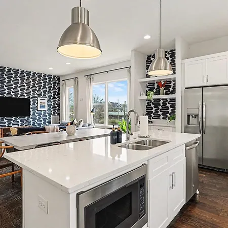 2 Trendy Townhomes W Rooftop Views Near Broadway Nashville