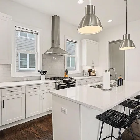 2 Trendy Townhomes W Rooftop Views Near Broadway Holiday home *