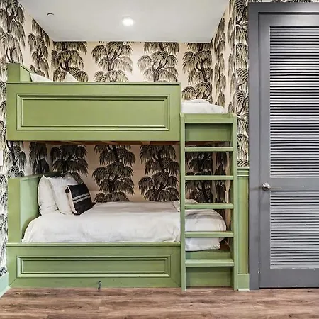 Petal & Palm-rooftop Patio & Gym-mins To Broadway Holiday home