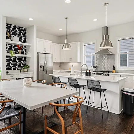 2 Trendy Townhomes W Rooftop Views Near Broadway Holiday home *
