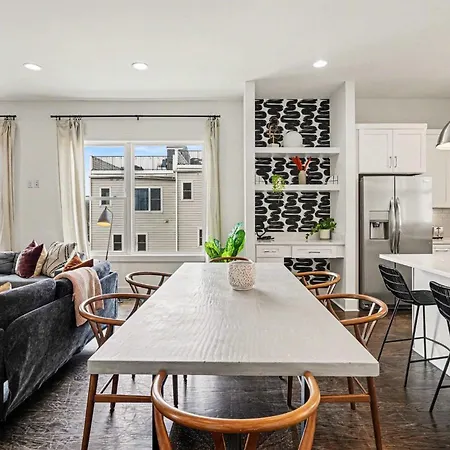 Holiday home Trendy Townhome W Rooftop Views Near Broadway *