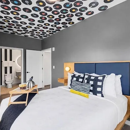 Holiday home Pianissimo-2 Units-rooftop Pool-gym-on Music Row *