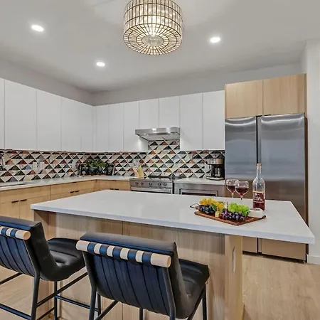 Hyve-anthem-private Balconies-walk To Broadway Holiday home