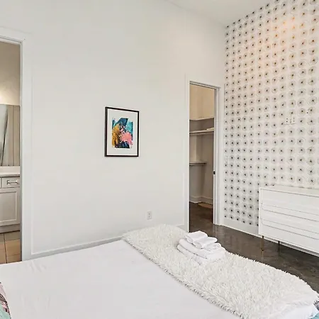 Holiday home 2 Trendy Townhomes W Rooftop Views Near Broadway Nashville