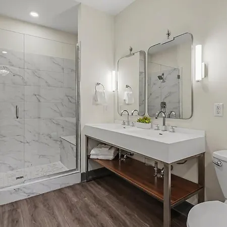 Holiday home Petal & Palm-rooftop Patio & Gym-mins To Broadway