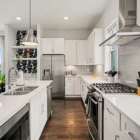 2 Stylish Townhomes W Rooftop Views Near Broadway