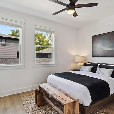 Beautiful Luxury Renovation Near Downtown Holiday home *