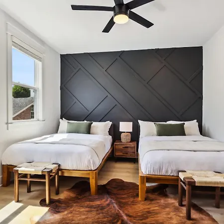 Holiday home Modern Two Townhomes Close To Downtown *