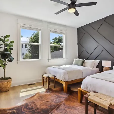 Modern Two Townhomes Close To Downtown Holiday home *