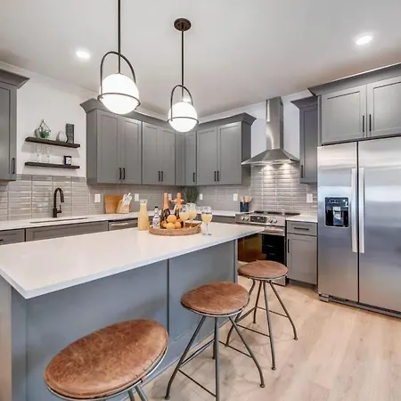 Beautiful Luxury Renovation 5 Minutes To Downtown Holiday home