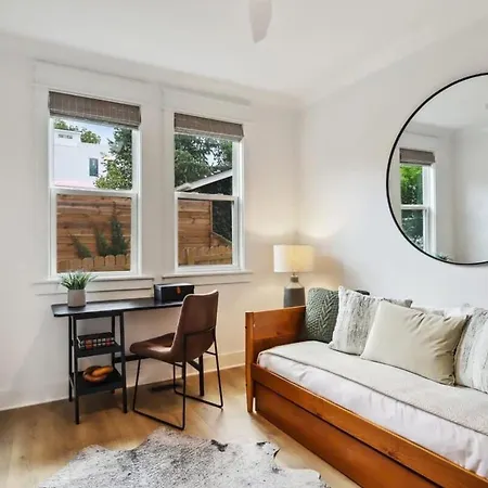 Beautiful Luxury Renovation Near Downtown Holiday home *