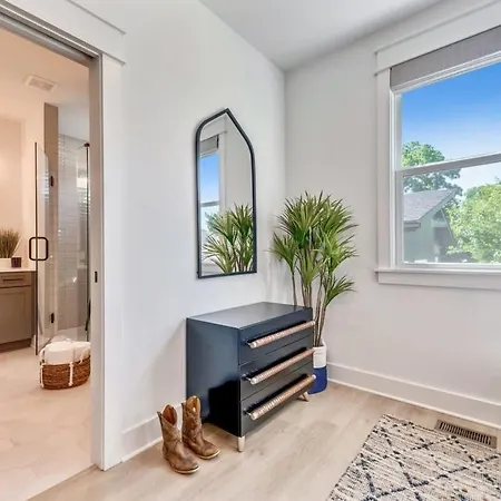 Beautiful Luxury Renovation 5 Minutes To Downtown Holiday home *