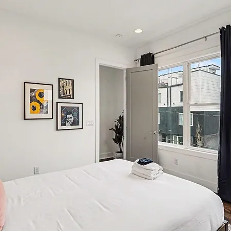 Holiday home 2 Stylish Townhomes W Rooftop Views Near Broadway