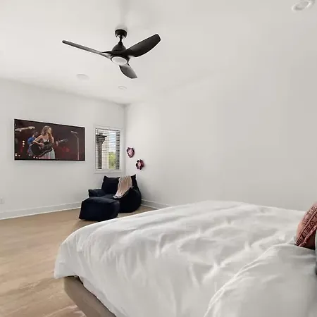 Modern Palette - Private Patio - Mins To Broadway Holiday home
