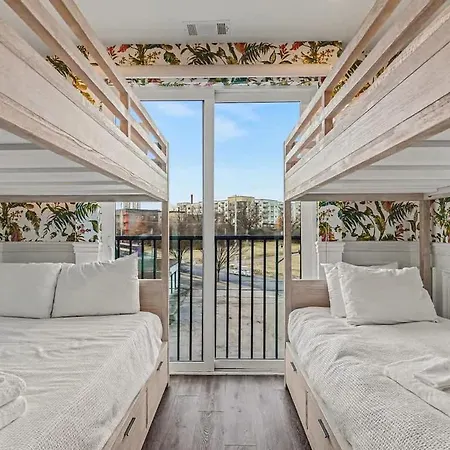 Holiday home Petal & Palm-rooftop Patio & Gym-mins To Broadway Nashville