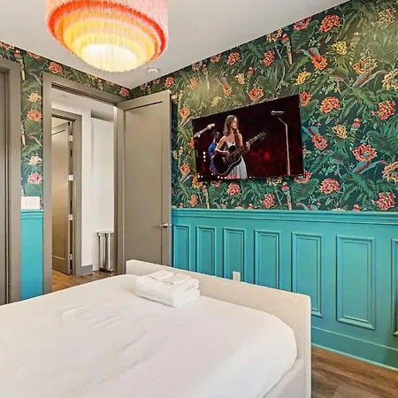 Holiday home Petal & Palm-rooftop Patio & Gym-mins To Broadway *