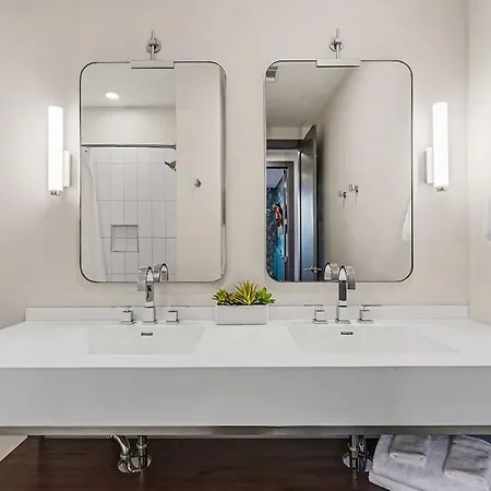 Petal & Palm-rooftop Patio & Gym-mins To Broadway Holiday home