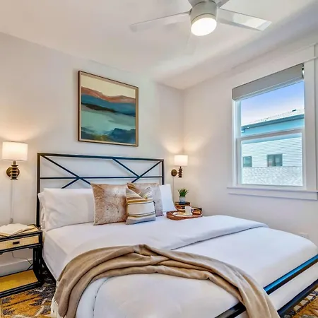 Two Luxury Townhomes Near Five Points Holiday home
