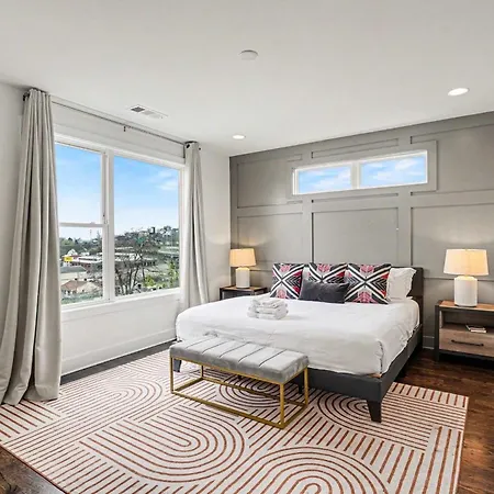 Holiday home 2 Trendy Townhomes W Rooftop Views Near Broadway