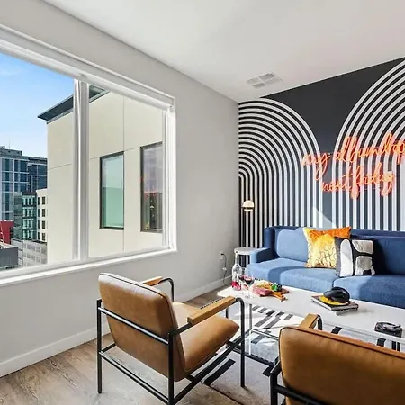 Holiday home Pianissimo-2 Units-rooftop Pool-gym-on Music Row *