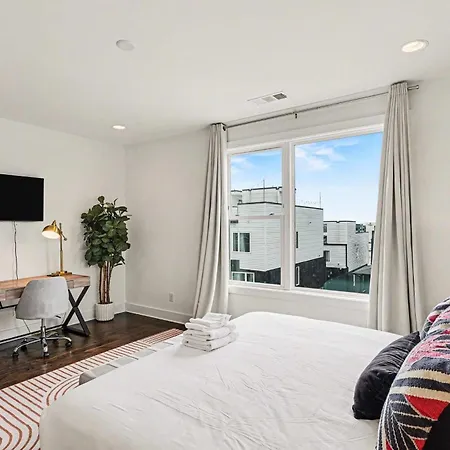 2 Trendy Townhomes W Rooftop Views Near Broadway Holiday home