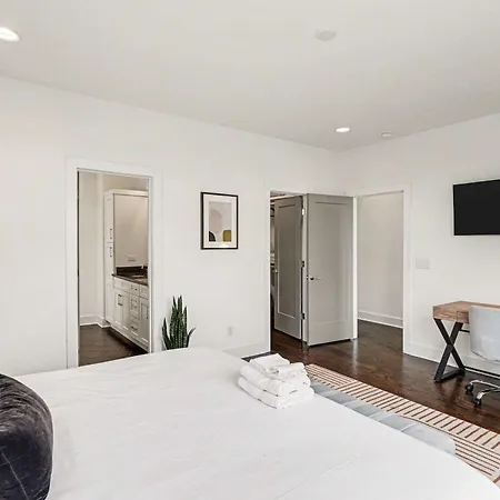 Holiday home 2 Trendy Townhomes W Rooftop Views Near Broadway *