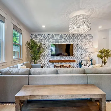 Holiday home Two Beautiful Luxury Renovations Near Downtown