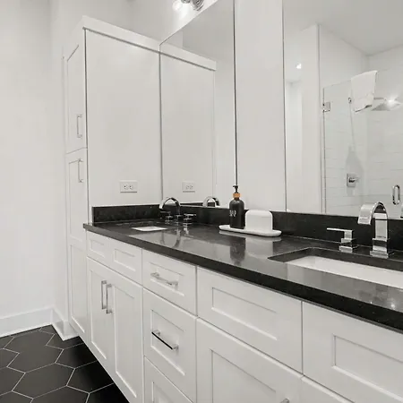 Holiday home 2 Modern Townhomes W Rooftop Views Near Broadway