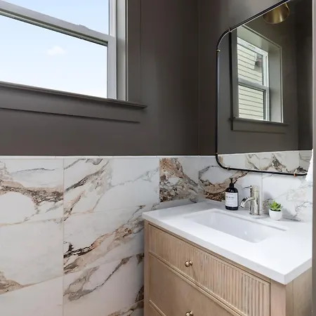 12 South With Rooftop Sauna And Wet Bar With 2 Car Garage Holiday home