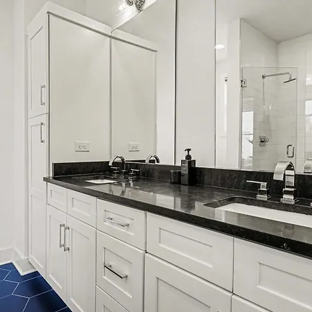Holiday home 2 Stylish Townhomes W Rooftop Views Near Broadway