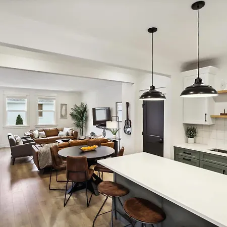 Modern Two Townhomes Close To Downtown Holiday home *