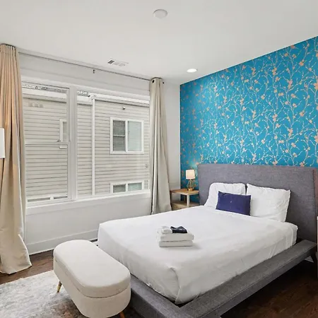 Holiday home 2 Modern Townhomes W Rooftop Views Near Broadway
