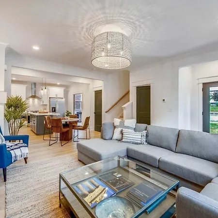 Holiday home Two Beautiful Luxury Renovations Near Downtown *